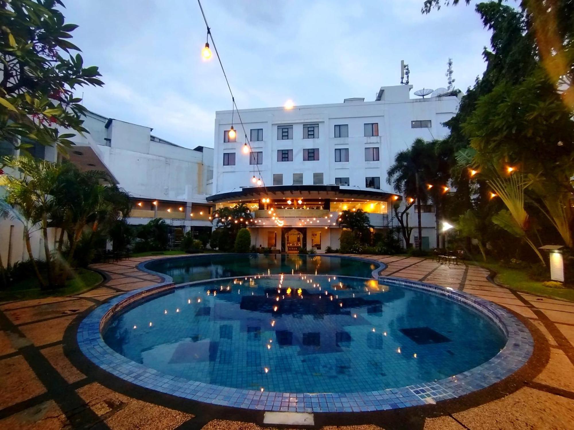 The Sun Hotel Sidoarjo Exteriér fotografie